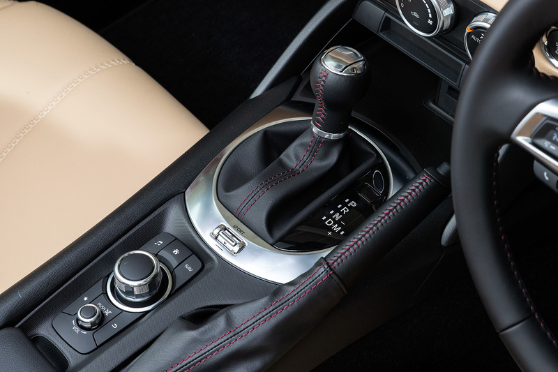 ソフトトップのロードスターでは、「S Leather Package」をベースに新採用のブラウンカラーのソフトトップとスポーツタン色のインテリアカラーを組み合わせた特別仕様車「Caramel Top」（6速AT/320万7600円）に試乗。ボディサイズは3915×1735×1235mm（全長×全幅×全高）、車両重量は1060kg