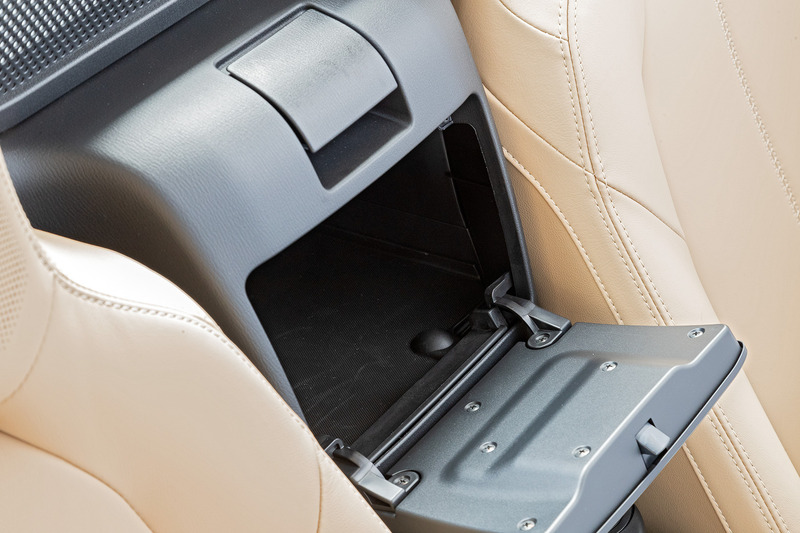 ソフトトップのロードスターでは、「S Leather Package」をベースに新採用のブラウンカラーのソフトトップとスポーツタン色のインテリアカラーを組み合わせた特別仕様車「Caramel Top」（6速AT/320万7600円）に試乗。ボディサイズは3915×1735×1235mm（全長×全幅×全高）、車両重量は1060kg