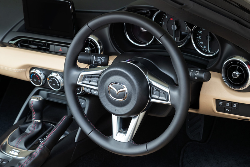 ソフトトップのロードスターでは、「S Leather Package」をベースに新採用のブラウンカラーのソフトトップとスポーツタン色のインテリアカラーを組み合わせた特別仕様車「Caramel Top」（6速AT/320万7600円）に試乗。ボディサイズは3915×1735×1235mm（全長×全幅×全高）、車両重量は1060kg