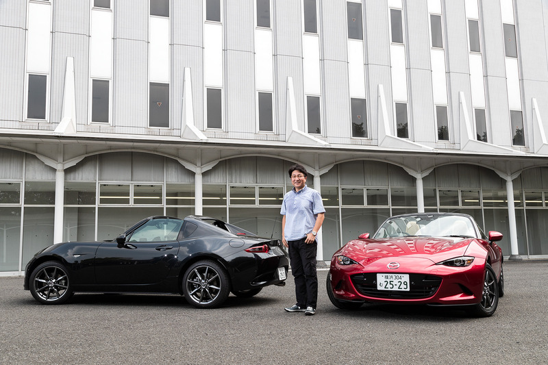 ブルーリフレックスマイカカラーの初期型NDロードスター（S スペシャルパッケージ）に乗る交通コメンテーターの西村直人氏が、新型ロードスターをチェック