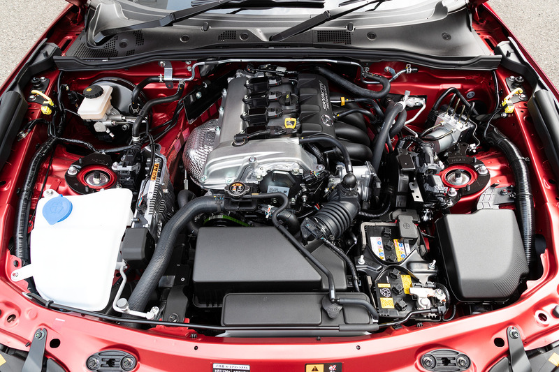 ロードスターが搭載する直列4気筒DOHC 1.5リッター「SKYACTIV-G 1.5」ではフューエルポンプの高燃圧化とともに、燃焼速度を高めたことで異常燃焼を抑えながらトルクアップを実現。従来が最高出力96kW（131PS）/7000rpm、最大トルク150Nm（15.3kgfm）/4800rpmだったところ、最高出力97kW（132PS）/7000rpm、最大トルク152Nm（15.5kgfm）/4500rpmに進化