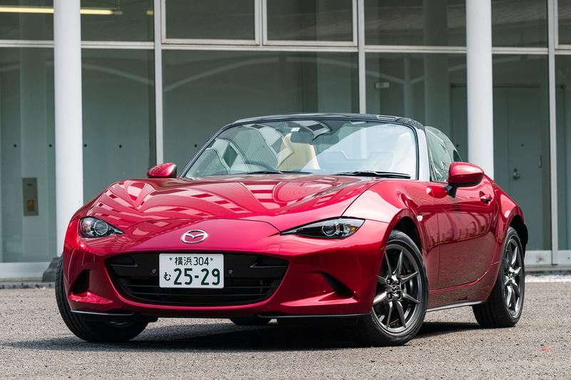 ソフトトップのロードスターでは、「S Leather Package」をベースに新採用のブラウンカラーのソフトトップとスポーツタン色のインテリアカラーを組み合わせた特別仕様車「Caramel Top」（6速AT/320万7600円）に試乗。ボディサイズは3915×1735×1235mm（全長×全幅×全高）、車両重量は1060kg