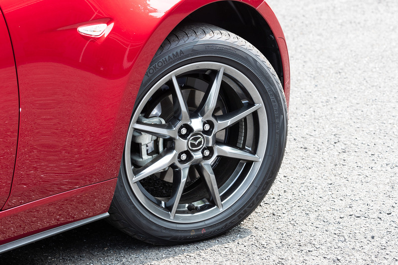 ソフトトップのロードスターでは、「S Leather Package」をベースに新採用のブラウンカラーのソフトトップとスポーツタン色のインテリアカラーを組み合わせた特別仕様車「Caramel Top」（6速AT/320万7600円）に試乗。ボディサイズは3915×1735×1235mm（全長×全幅×全高）、車両重量は1060kg