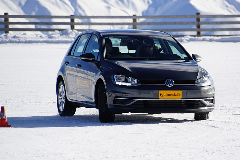最新のスタッドレスタイヤ「バイキング・コンタクト 7」を装着した「ゴルフ」で定常円旋回を体験