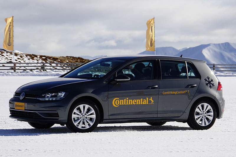 最新のスタッドレスタイヤ「バイキング・コンタクト 7」を装着したゴルフ