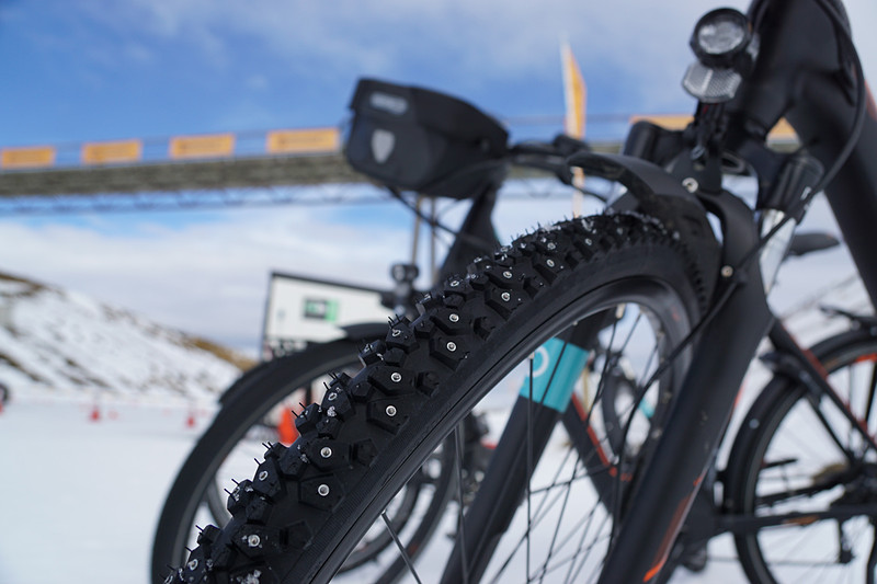 試乗の待ち時間にスパイクタイヤを装着した自転車の体験コーナーも用意された