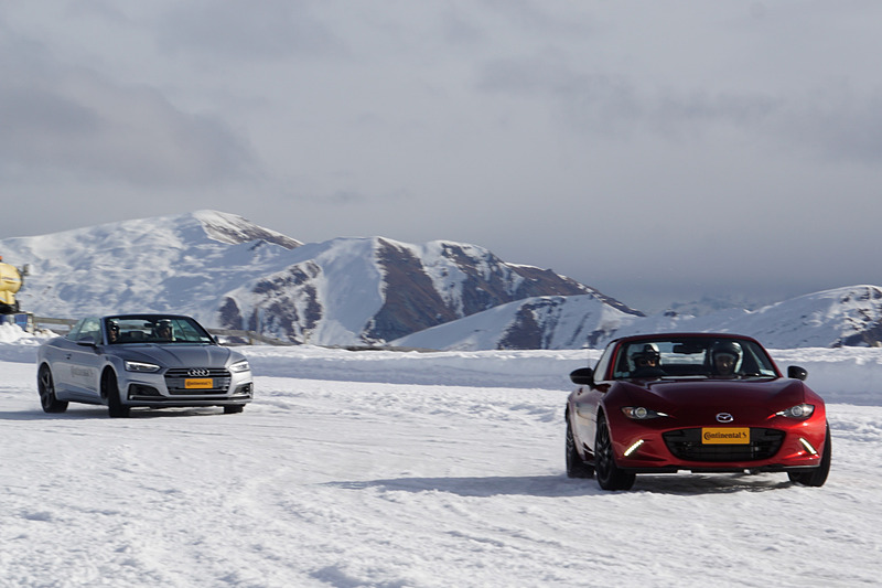 現行モデルのスタッドレスタイヤ「バイキング・コンタクト 6」を装着した「A5 カブリオレ」と「MX-5 RF（日本名：ロードスター RF）」のインストラクターによるデモ走行