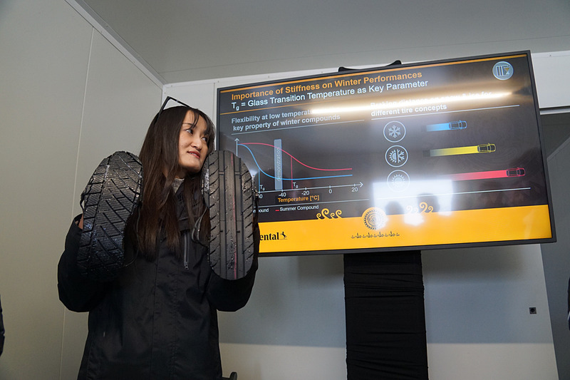 夏用タイヤとスタッドレスタイヤを足にはめてグリップの違いを感じるアイテムも用意された