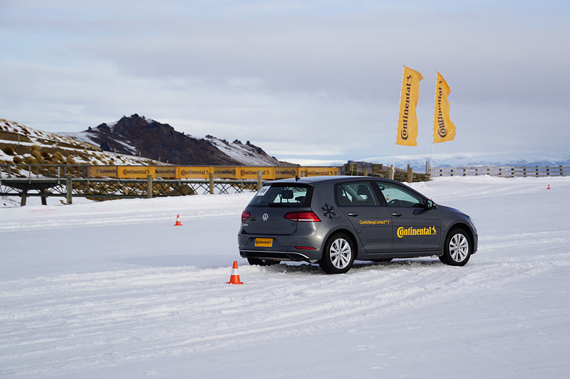 パイロンスラロームを走行した