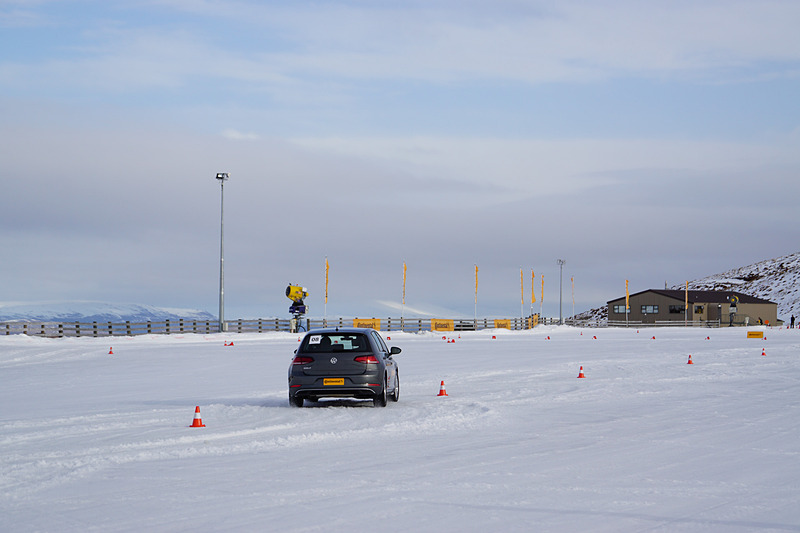 パイロンスラロームを走行した