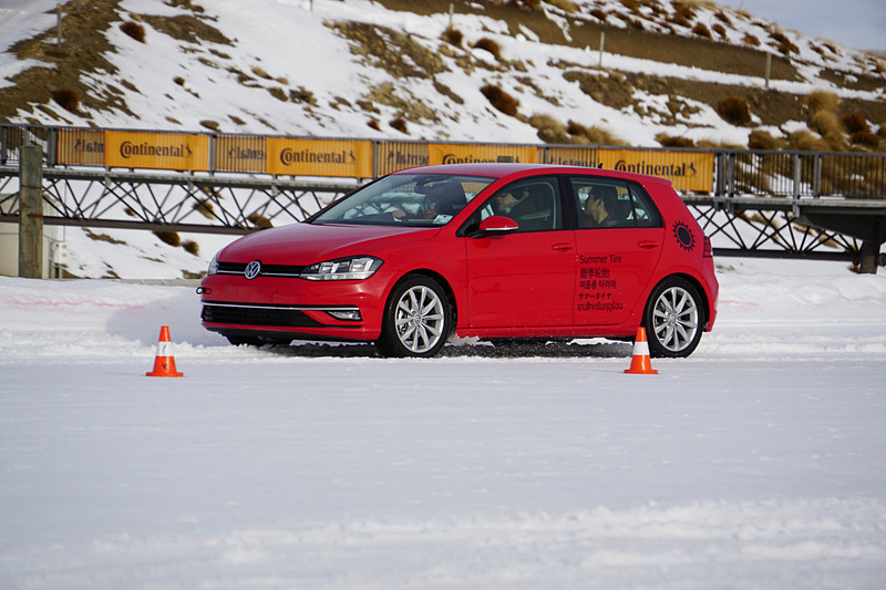夏タイヤを装着するゴルフ