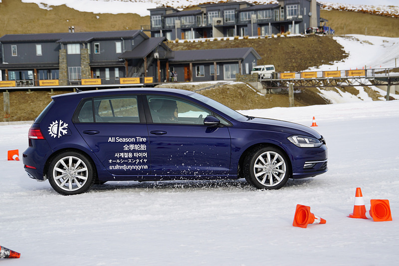 オールシーズンタイヤを装着するゴルフ