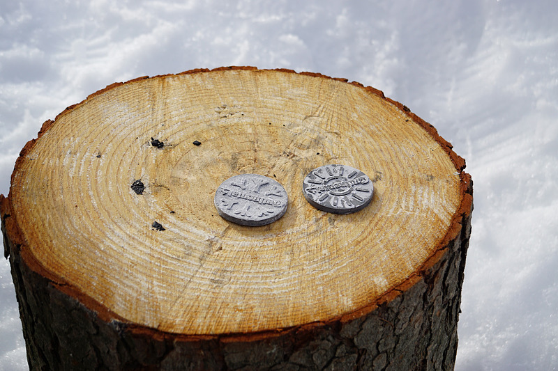 ドライアイスで冷やしたタイヤのゴム片をハンマーで叩くデモ。夏タイヤのゴム片は砕け散るのに対して、スタッドレスタイヤのゴム片は柔軟性を維持していた