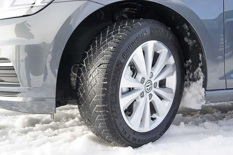 バイキング・コンタクト 7でパイロンスラロームを走行