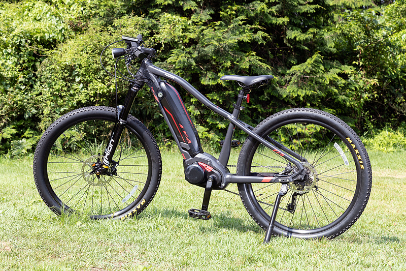 マウンテンバイクの「XM2」は、クランク軸に直接パワーを伝えるダイレクトドライブ機構に内装2段変速を採用。12Ahタイプの大容量バッテリーを搭載し、1充電あたりの走行距離はECOモードで約107km、AUTOモードで約75km、HIGHモードで約61kmとなっている。価格は41万400円