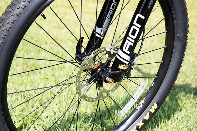 マウンテンバイクの「XM2」は、クランク軸に直接パワーを伝えるダイレクトドライブ機構に内装2段変速を採用。12Ahタイプの大容量バッテリーを搭載し、1充電あたりの走行距離はECOモードで約107km、AUTOモードで約75km、HIGHモードで約61kmとなっている。価格は41万400円