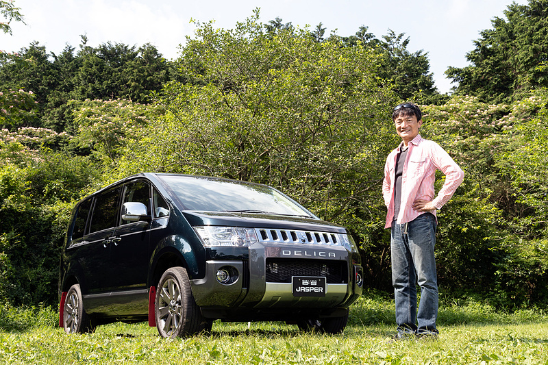 広大な山並みや鹿を描いたサイドストライプ＆デカール、テールゲートに「JASPER」デカールを装着してアウトドアでのレジャーイメージを表現した「デリカD：5」の特別仕様車「ジャスパー」