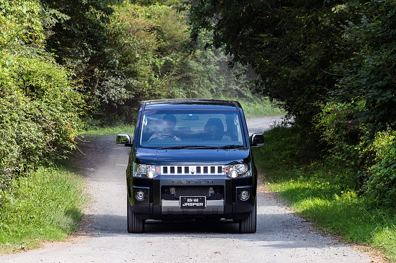 ジャスパーのパワートレーンは、直列4気筒DOHC 2.2リッターディーゼルターボエンジンに6速ATの組み合わせ。価格は357万480円～374万7600円。撮影車のボディカラーは夏の山や森林をイメージした専用色の「ディープシーグリーンマイカ/アイガーグレーメタリック」