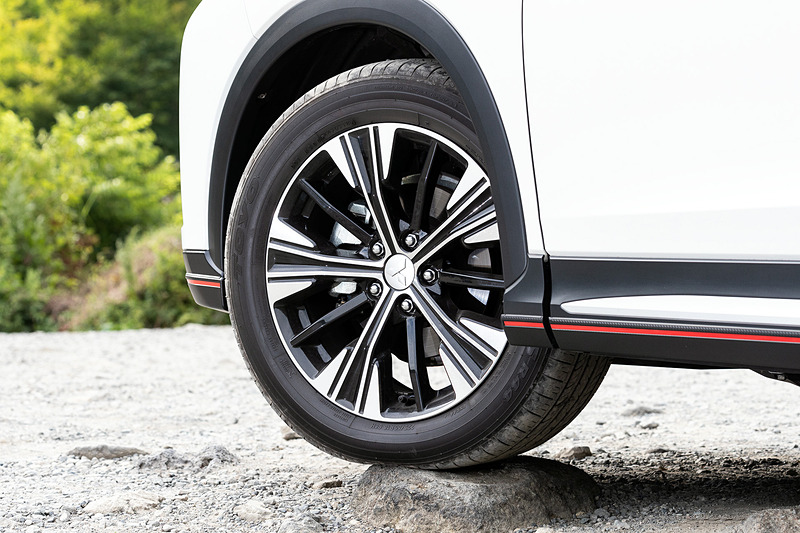 エクリプス クロスのパワートレーンは新開発の直列4気筒DOHC 1.5リッター直噴ターボ「4B40」エンジンと8速スポーツモード付CVTの組み合わせ。最高出力は110kW（150PS）/5500rpm、最大トルクは240Nm（24.5kgfm）/2000-3500rpmを発生