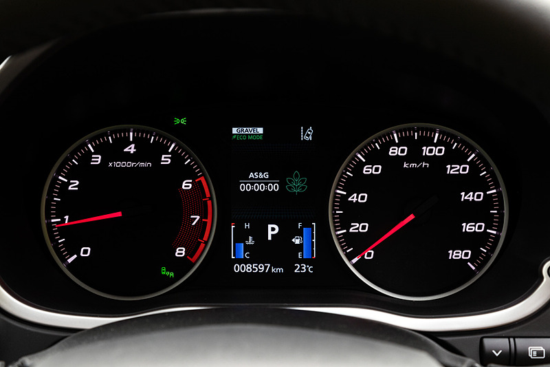 ブラックカラーのインテリアでは、水平基調のインパネにシルバーのフレームを与えることでダイナミックさを表現。G Plus PackageではApple CarPlay、Android Autoに対応するスマートフォン連携ディスプレイオーディオ「SDA」などを標準装備