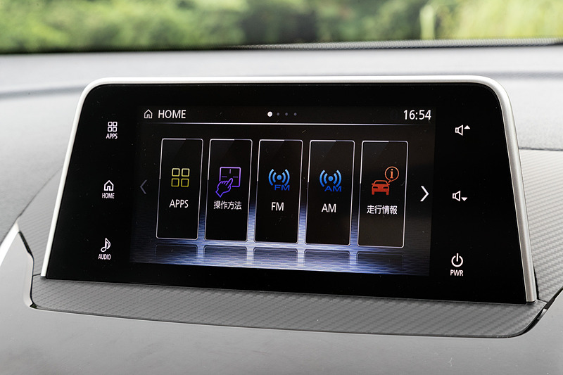 ブラックカラーのインテリアでは、水平基調のインパネにシルバーのフレームを与えることでダイナミックさを表現。G Plus PackageではApple CarPlay、Android Autoに対応するスマートフォン連携ディスプレイオーディオ「SDA」などを標準装備