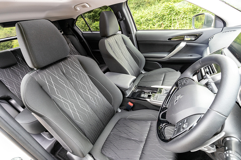 ブラックカラーのインテリアでは、水平基調のインパネにシルバーのフレームを与えることでダイナミックさを表現。G Plus PackageではApple CarPlay、Android Autoに対応するスマートフォン連携ディスプレイオーディオ「SDA」などを標準装備