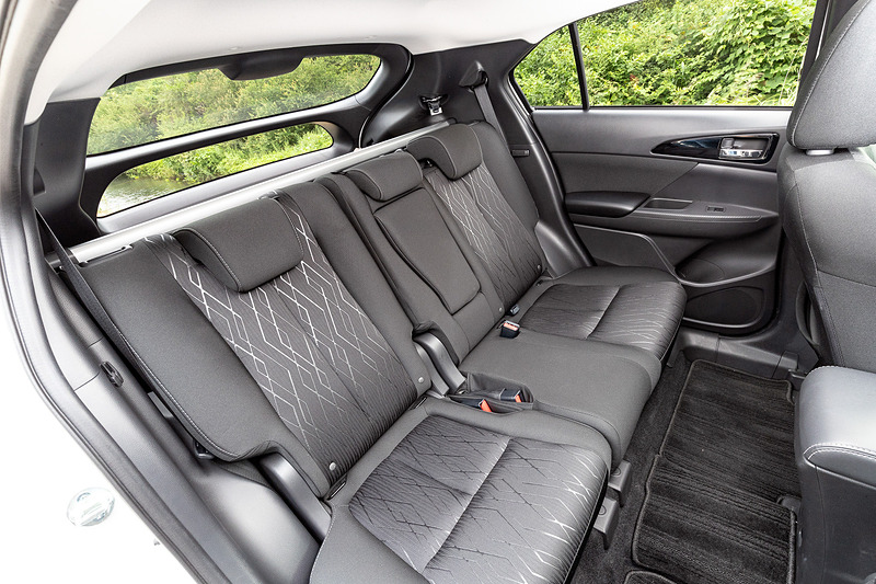 ブラックカラーのインテリアでは、水平基調のインパネにシルバーのフレームを与えることでダイナミックさを表現。G Plus PackageではApple CarPlay、Android Autoに対応するスマートフォン連携ディスプレイオーディオ「SDA」などを標準装備