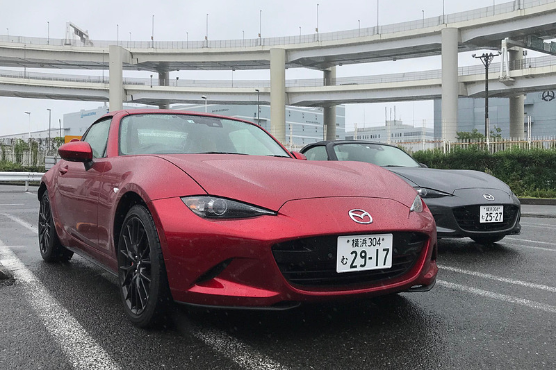 「ロードスター RF」（左）と「ロードスター」（右）