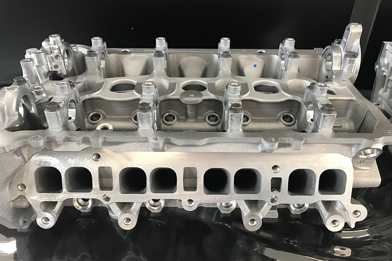 左が旧型のシリンダーヘッド、右が新型のシリンダーヘッド