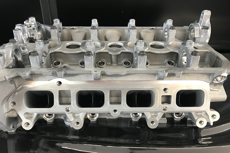 左が旧型のシリンダーヘッド、右が新型のシリンダーヘッド