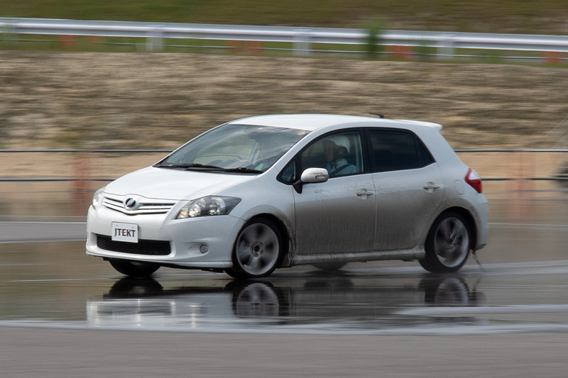 オープンデフのオーリスと、新型トルセンデフ「Type-D」のオーリスをウェット円旋回で乗り比べた