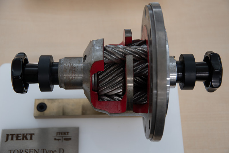 ジェイテクトの新型トルセンデフ「Type-D」。従来の「Type-B」よりコンパクト＆軽量となり、FF車に内蔵しやすくなっている