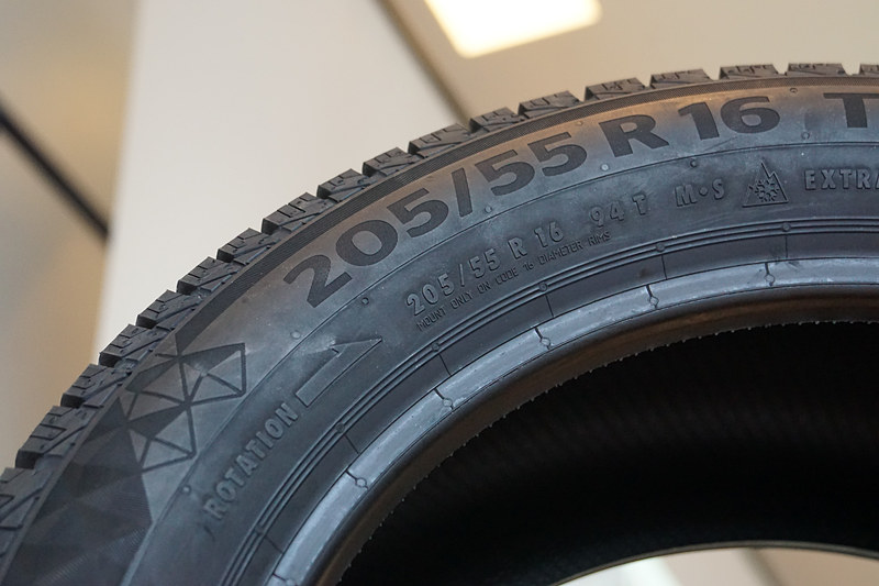 会場に展示された「バイキング・コンタクト 7」。回転方向指定のある左右対称パターンを採用し、速度記号は最高速190km/hのTレンジとなっている