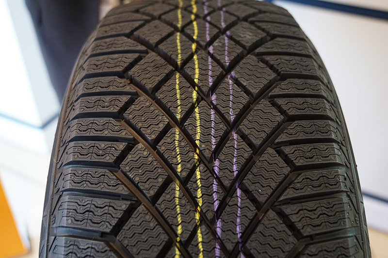 会場に展示された「バイキング・コンタクト 7」。回転方向指定のある左右対称パターンを採用し、速度記号は最高速190km/hのTレンジとなっている