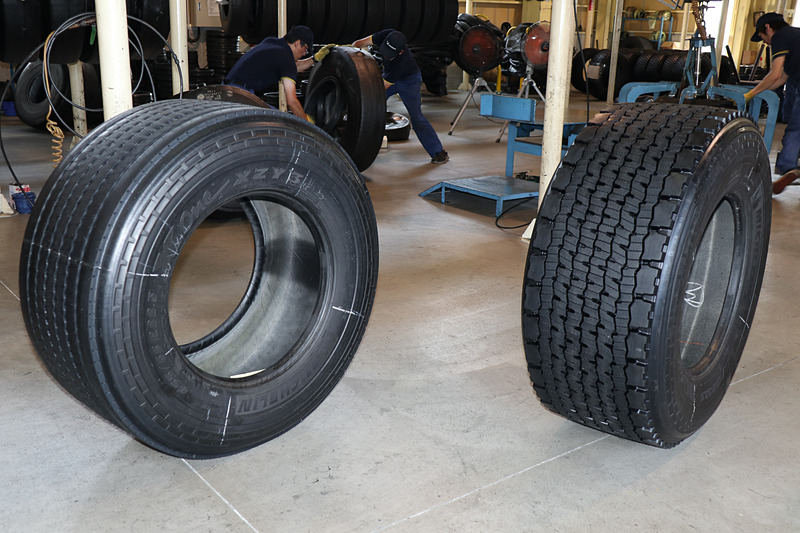 リトレッドで走行可能な状態に戻されたトラック・バス用のワイドシングルタイヤ「X One（エックスワン）」。どちらもケーシング（台タイヤ）は「X One XZY3」だが、左はトレーラー用の「X One X MULTI ENERGY T」、右は冬用タイヤの「X One XDN2」のトレッドゴムが使われている
