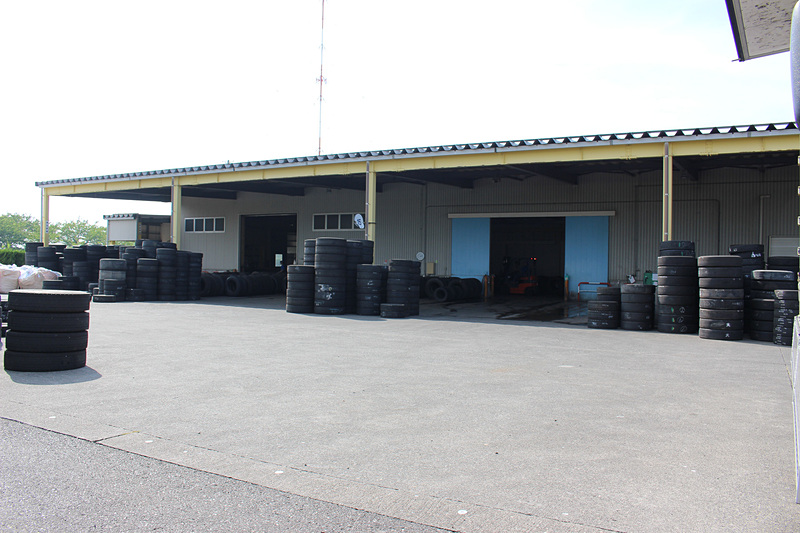 約1万8000m<sup>2</sup>の敷地面積を持つ糸魚川工場。提携先から持ち込まれた使用済みのタイヤ、リトレッドの作業が終わったタイヤなどが多数置かれている