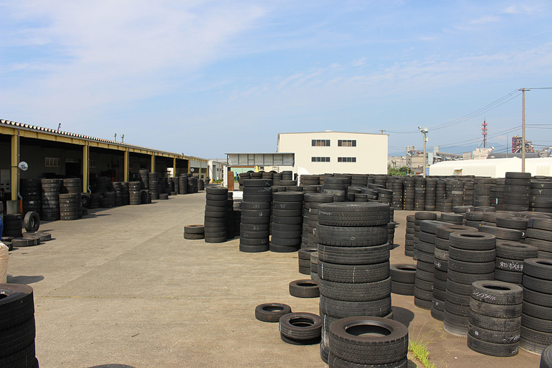 約1万8000m<sup>2</sup>の敷地面積を持つ糸魚川工場。提携先から持ち込まれた使用済みのタイヤ、リトレッドの作業が終わったタイヤなどが多数置かれている