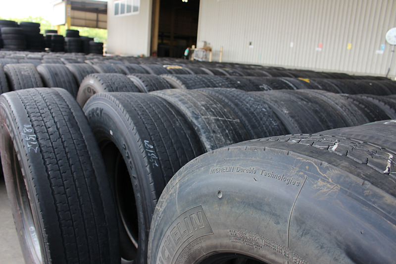 トレッドゴムが磨り減った使用済みのタイヤ。まずすべてのタイヤを水洗いして汚れを落とす