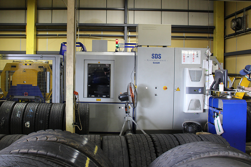 「シアログラフィ」（写真）などの検査機を使い、貫通傷や内部での剥離などをチェック。さらに検査員による全体確認も行なわれる