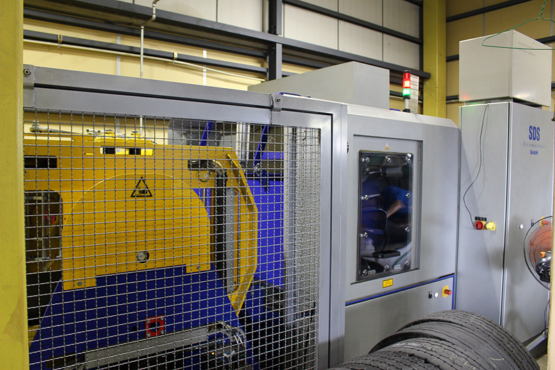 「シアログラフィ」（写真）などの検査機を使い、貫通傷や内部での剥離などをチェック。さらに検査員による全体確認も行なわれる