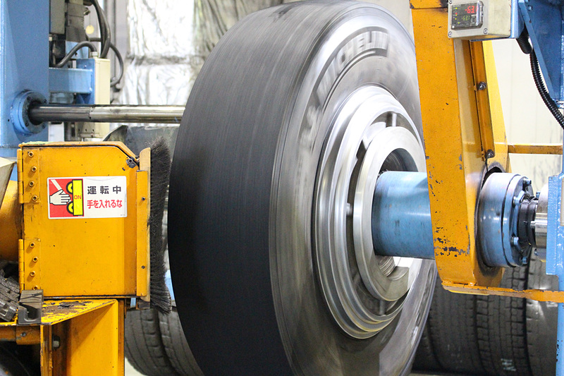 確認後のタイヤは「バフがけ」という工程でトレッドゴムが削られ、リトレッド作業に向けた規定サイズに調整
