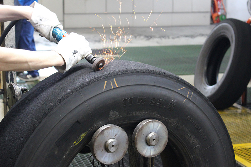 タイヤに傷がある場合は、バフがけ後に「スカイブ」（左）で盛り上がりを削り取り、セメント剤を塗布してから溶かしたゴムで埋める「フィリング」（中央、右）で補修される