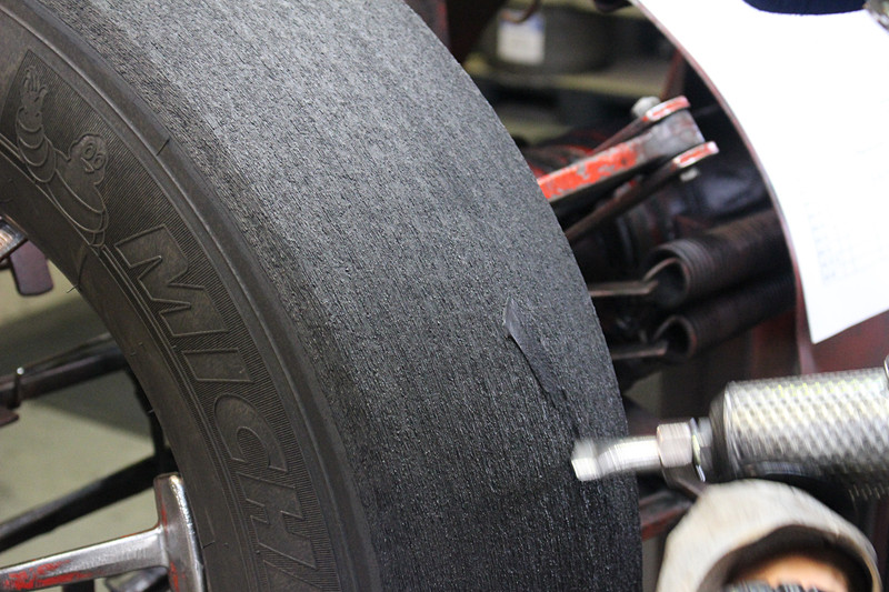 タイヤに傷がある場合は、バフがけ後に「スカイブ」（左）で盛り上がりを削り取り、セメント剤を塗布してから溶かしたゴムで埋める「フィリング」（中央、右）で補修される