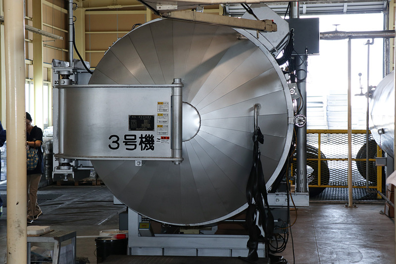 円筒形のチャンバー内は115℃に温度設定され、3時間20分ほどかけて加硫する
