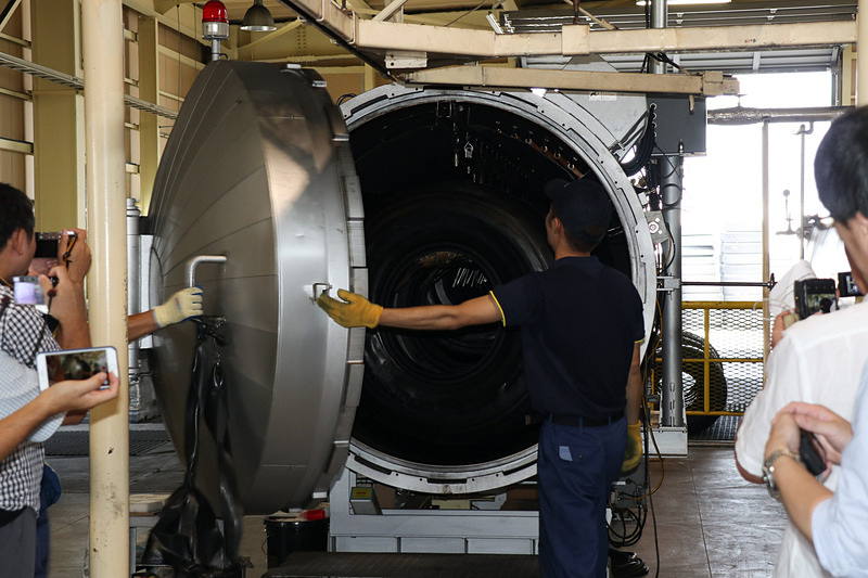 チャンバーの扉が開いて加硫されたタイヤが姿を現わす