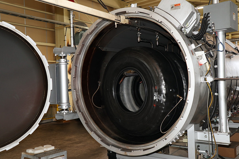 チャンバーの扉が開いて加硫されたタイヤが姿を現わす