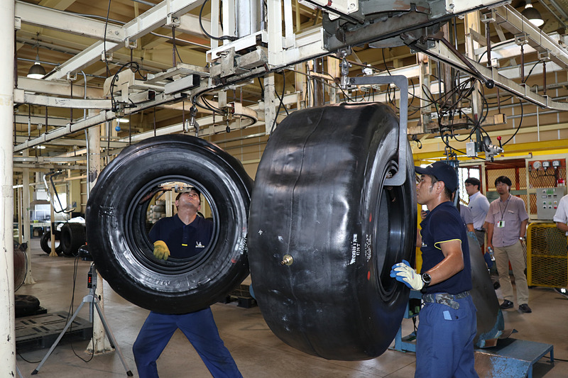 チャンバー内のレールと工場内のレールを接続してタイヤを取り出し、次の作業スペースまで移動していく。レールには何か所も切り替えポイントが設定され、各作業スペースにそのまま移動可能となっている