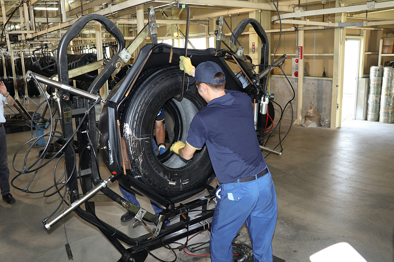 油圧式の専用器具でエンベロープを取り外す