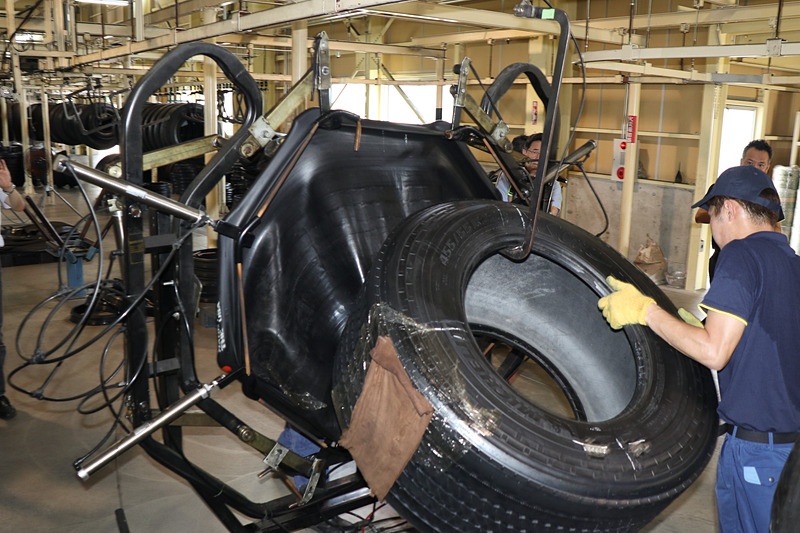 油圧式の専用器具でエンベロープを取り外す