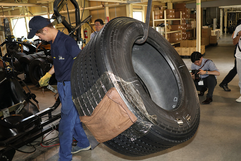 油圧式の専用器具でエンベロープを取り外す